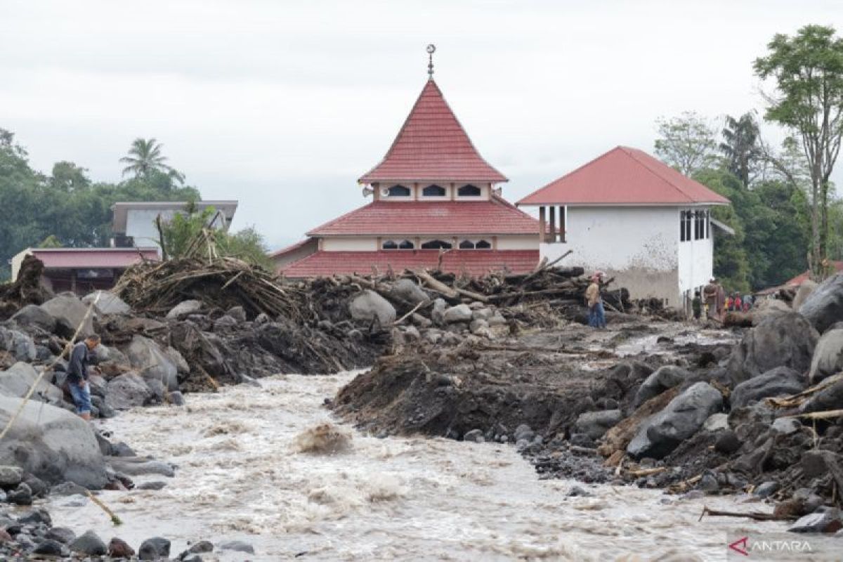 BNPB uji sistem peringatan dini sebelum pemasangan di sekitar sungai di Gunung Marapi