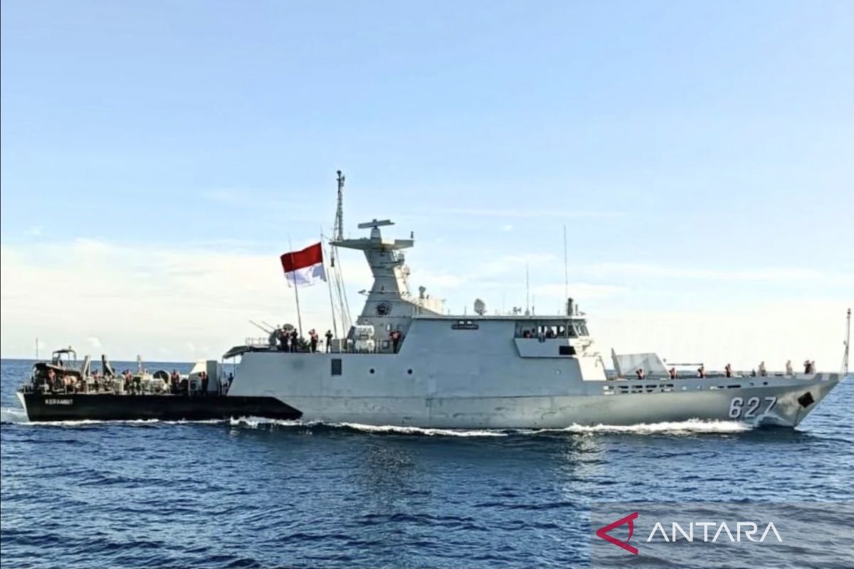 Dua kapal perang Komando Armada I latihan manuver