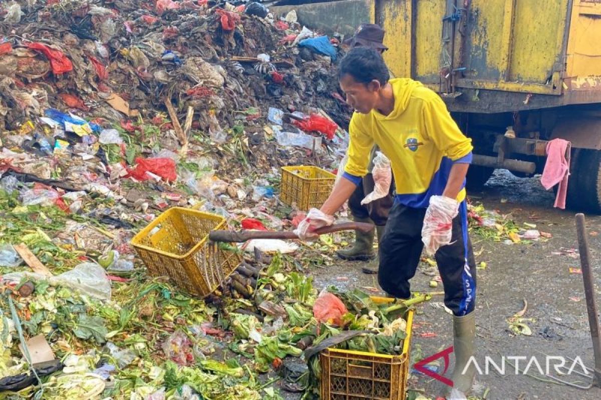 Pemkot Bogor terjunkan armada angkut sampah menumpuk di TPS Pasar Bogor