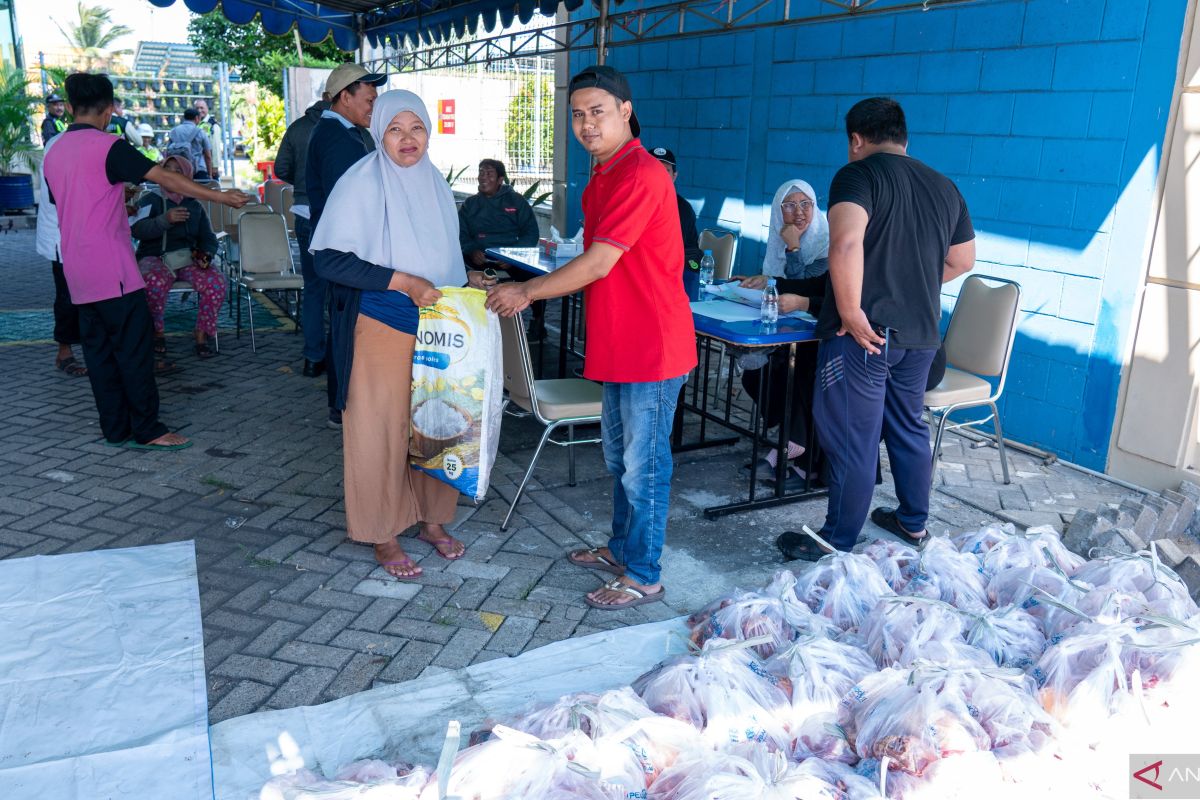 TPS bagikan  1.300 paket  daging kurban ke mitra dan masyarakat