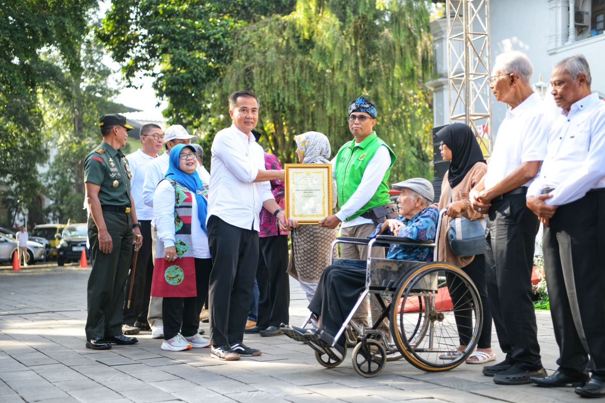 Jutaan lansia di Indonesia masih jadi tulang punggung keluarga