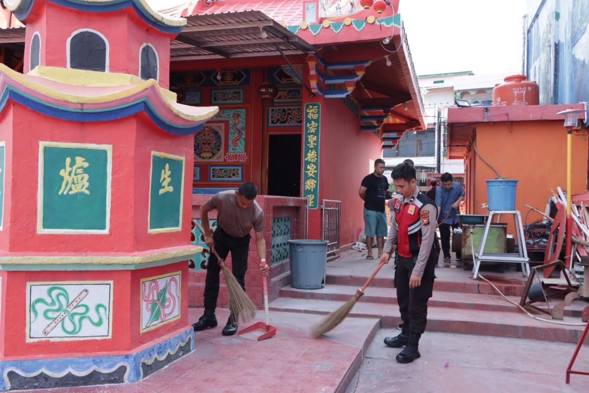 Personel Polres Siak bersihkan tempat ibadah sambut Hati Bhayangkara