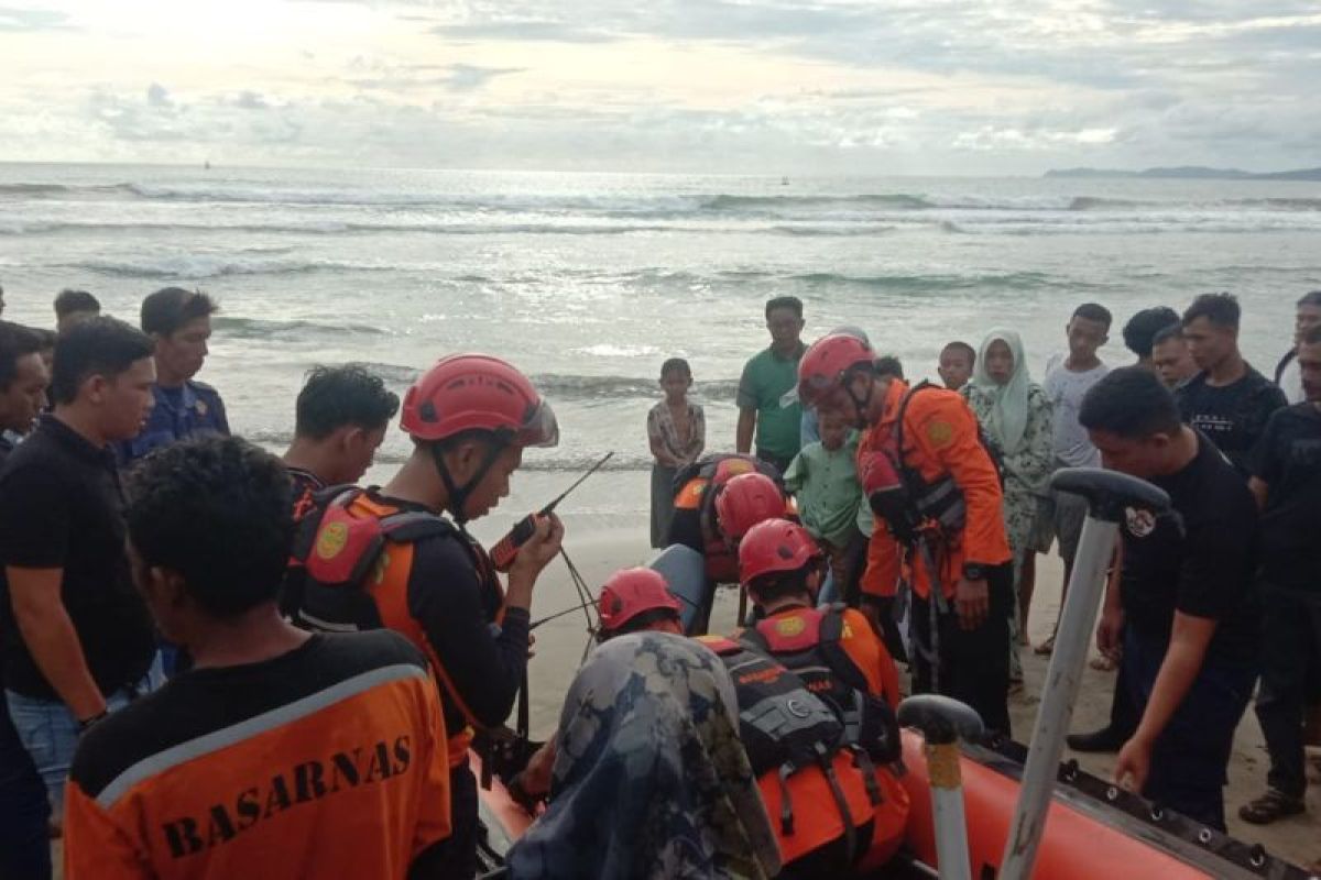 Dua warga terseret arus di Lhoknga, satu meninggal dan satu masih dalam pencarian