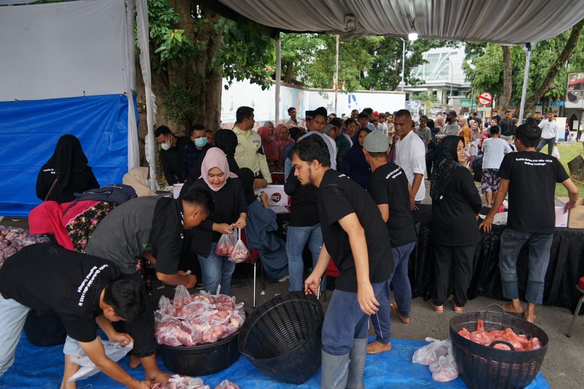 Pertamina Patra Niaga Regional Sumbagut Salurkan 127 Hewan Kurban