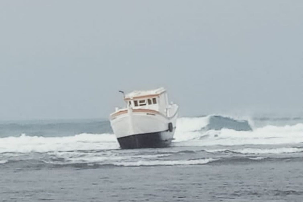 Kapal "Maliki" terdampar di Perairan Panyaungan Lebak-Banten 