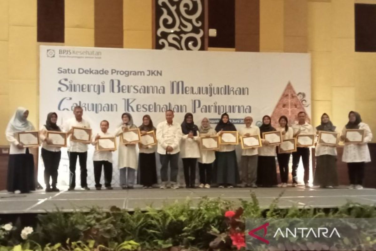 BPJS memberi penghargaan badan usaha dan faskes terbaik program JKN