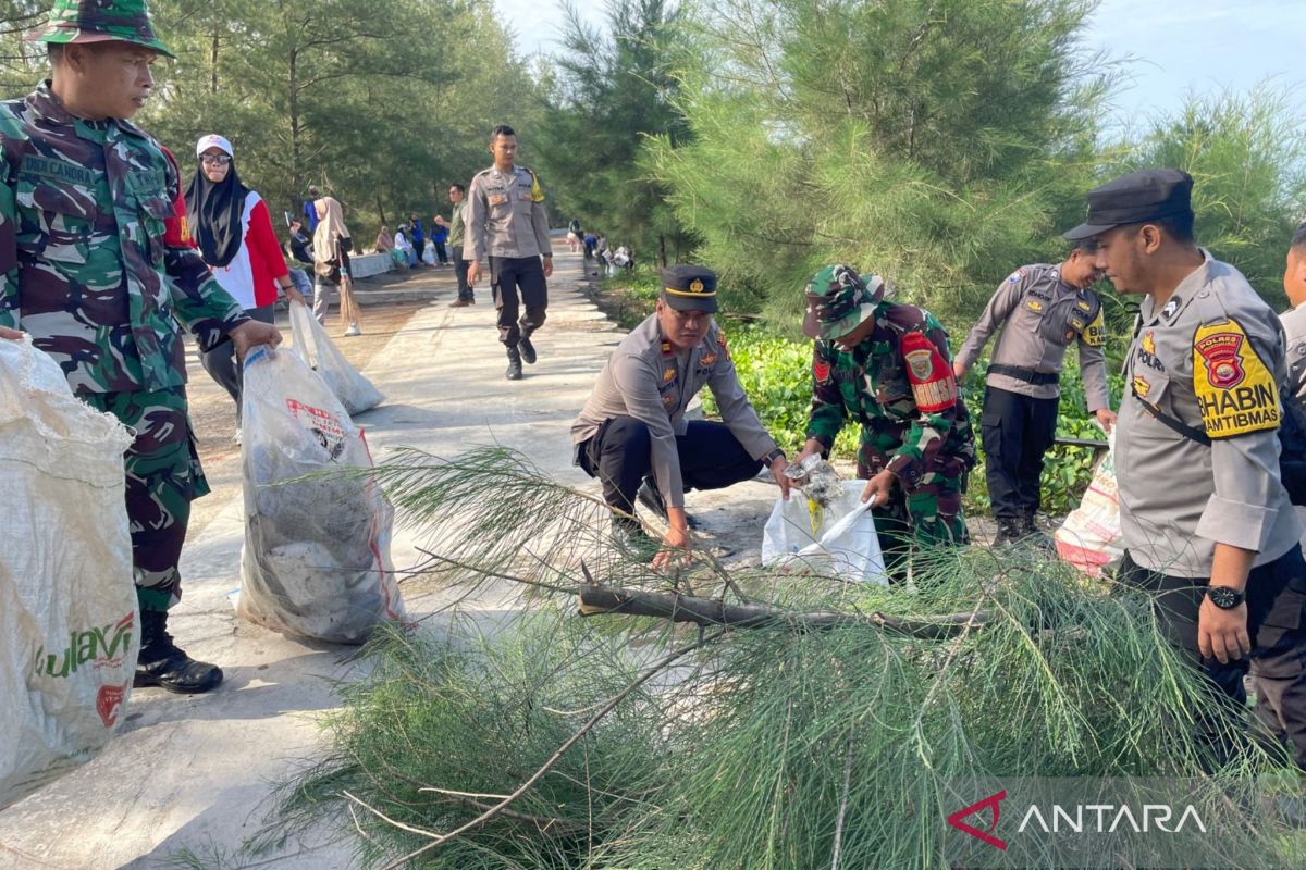 Polri-TNI gotong royong bersihkan pantai di Mukomuko