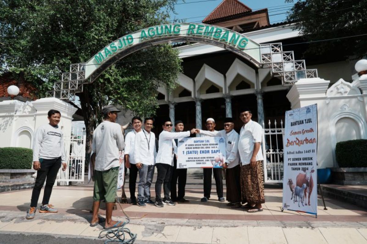 Semen Gresik bagikan 22 hewan kurban di Rembang dan Blora