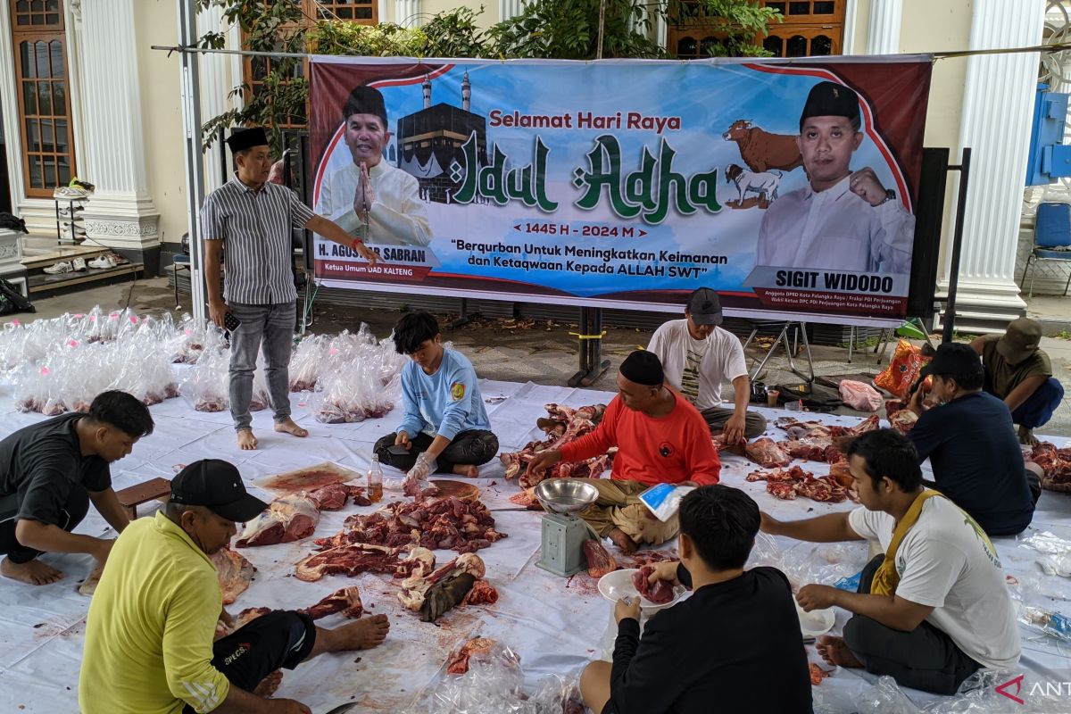 Anggota DPR RI bagikan daging kurban kepada warga tidak mampu di Kalteng