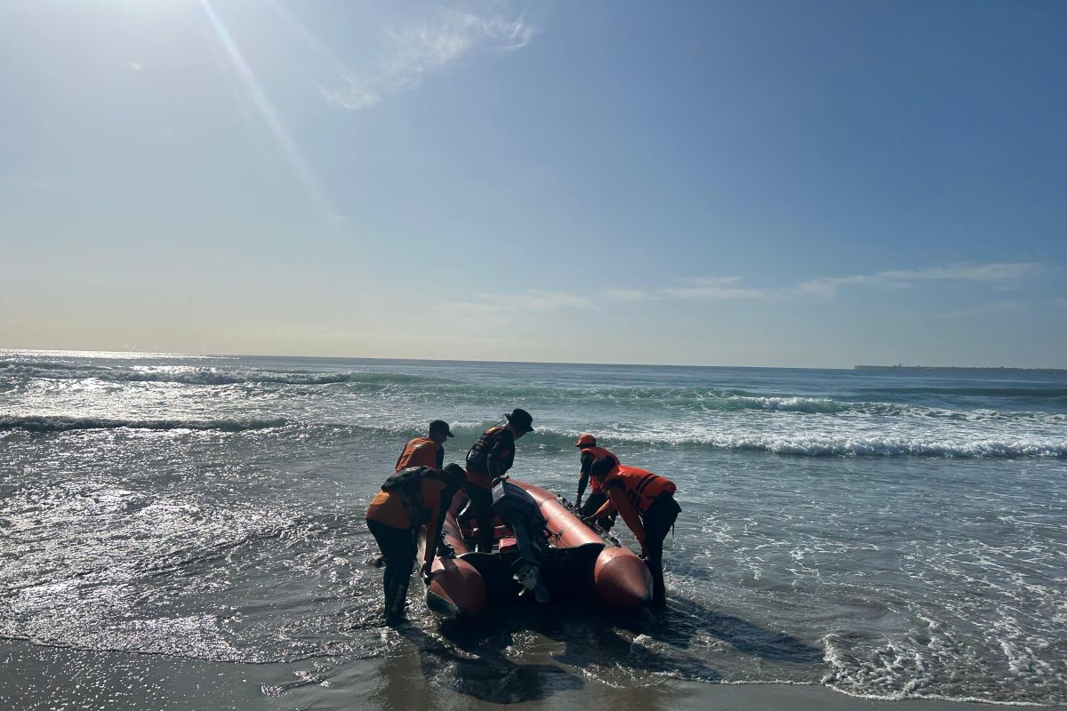 Dua tim SAR gabungan cari wisatawan yang tenggelam di Pantai Taipa Konut