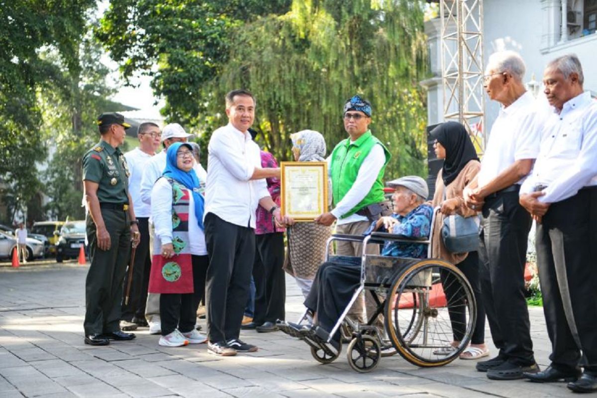 Jutaan lansia di Indonesia dikabarkan masih jadi tulang punggung keluarga