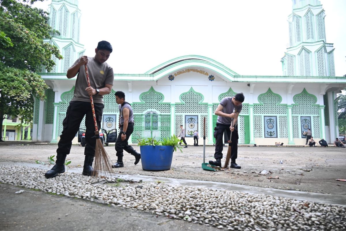 Polda Jambi bersih-bersih rumah ibadah rayakan Hari Bhayangkara ke-78