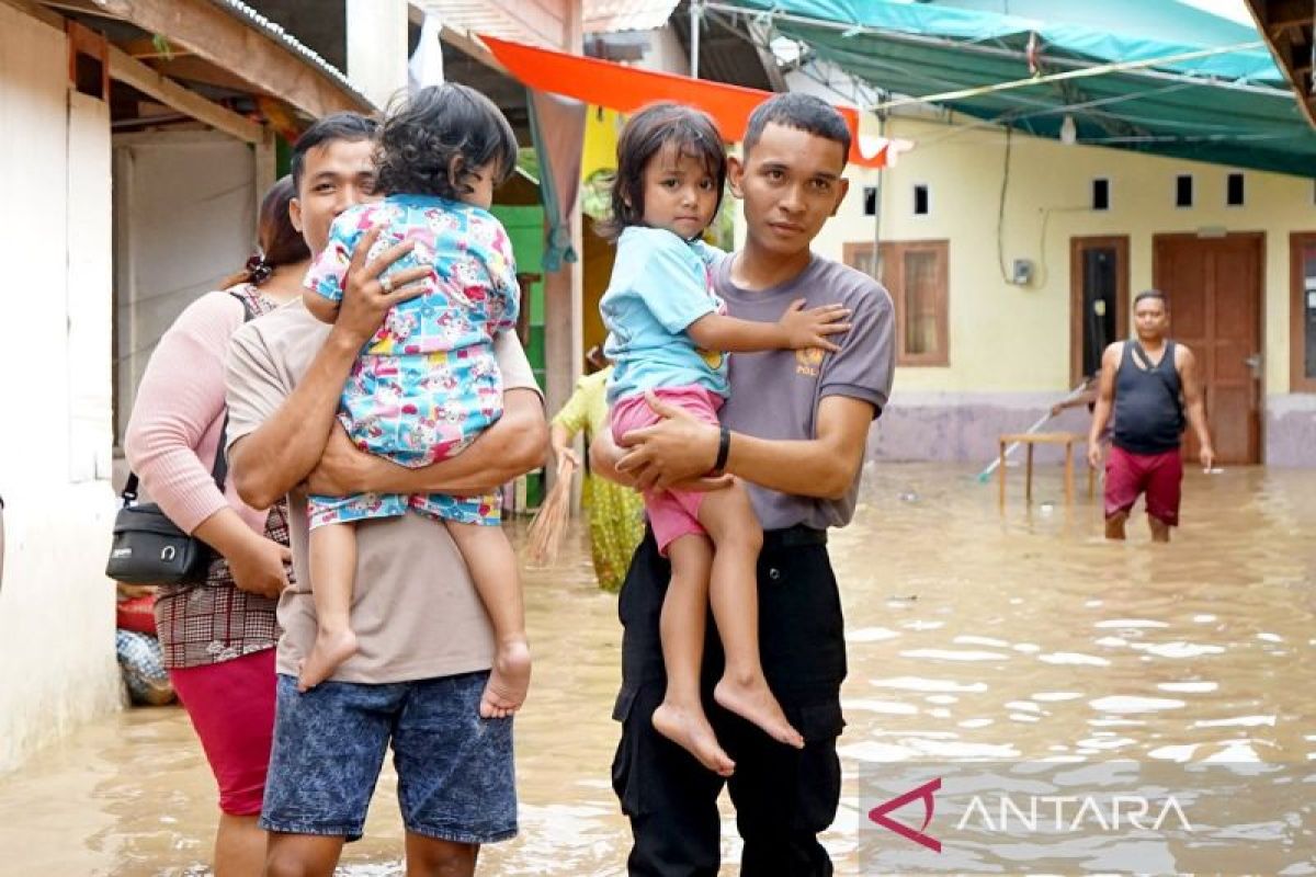 Polisi bantu evakuasi warga korban banjir di Gorontalo