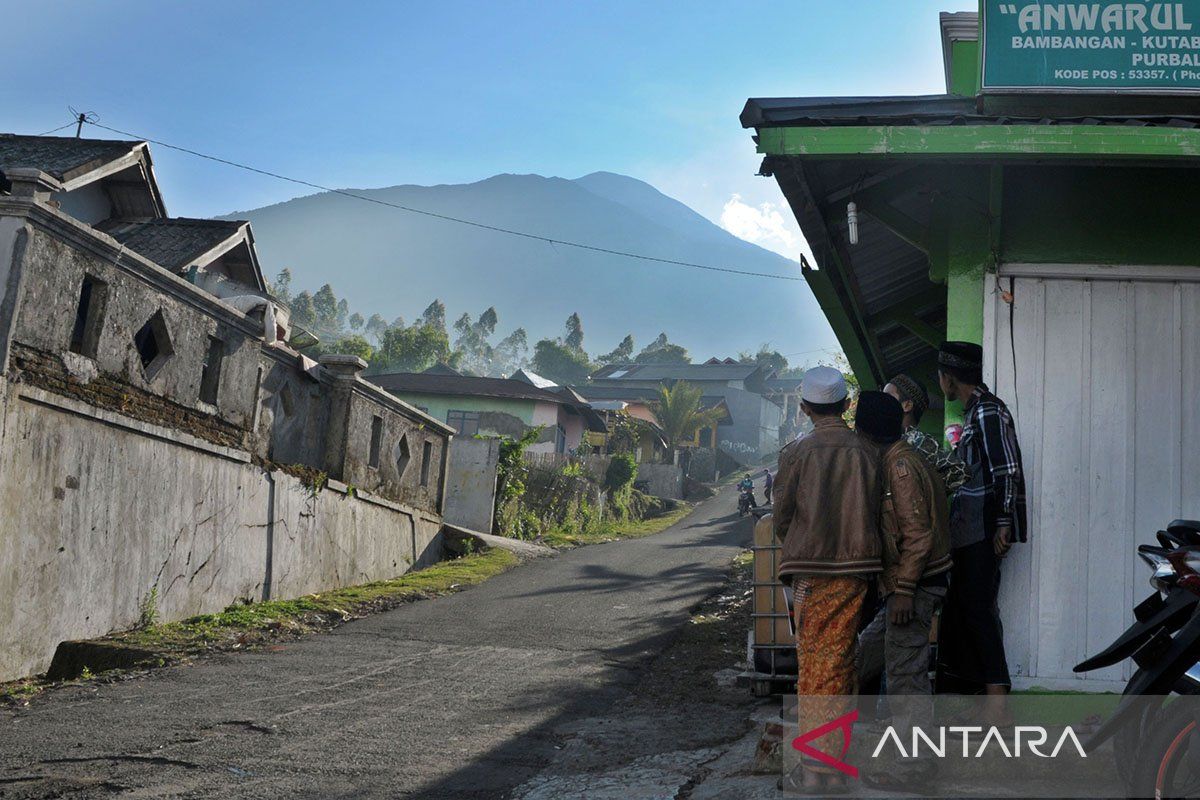 BPBD imbau warga Banyumas tetap tenang terkait aktivitas Gunung Slamet