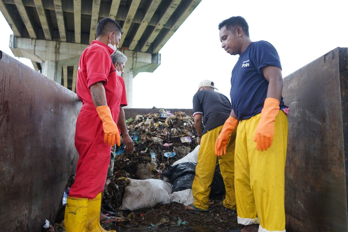 DLHP Ambon angkut empat ton sampah per hari dari Teluk Ambon