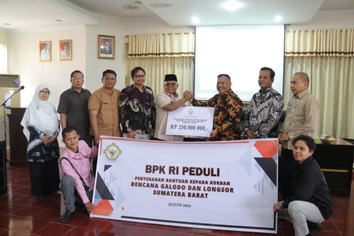 BPK RI serahkan bantuan Rp250 juta guna pemulihan pascabencana di Agam