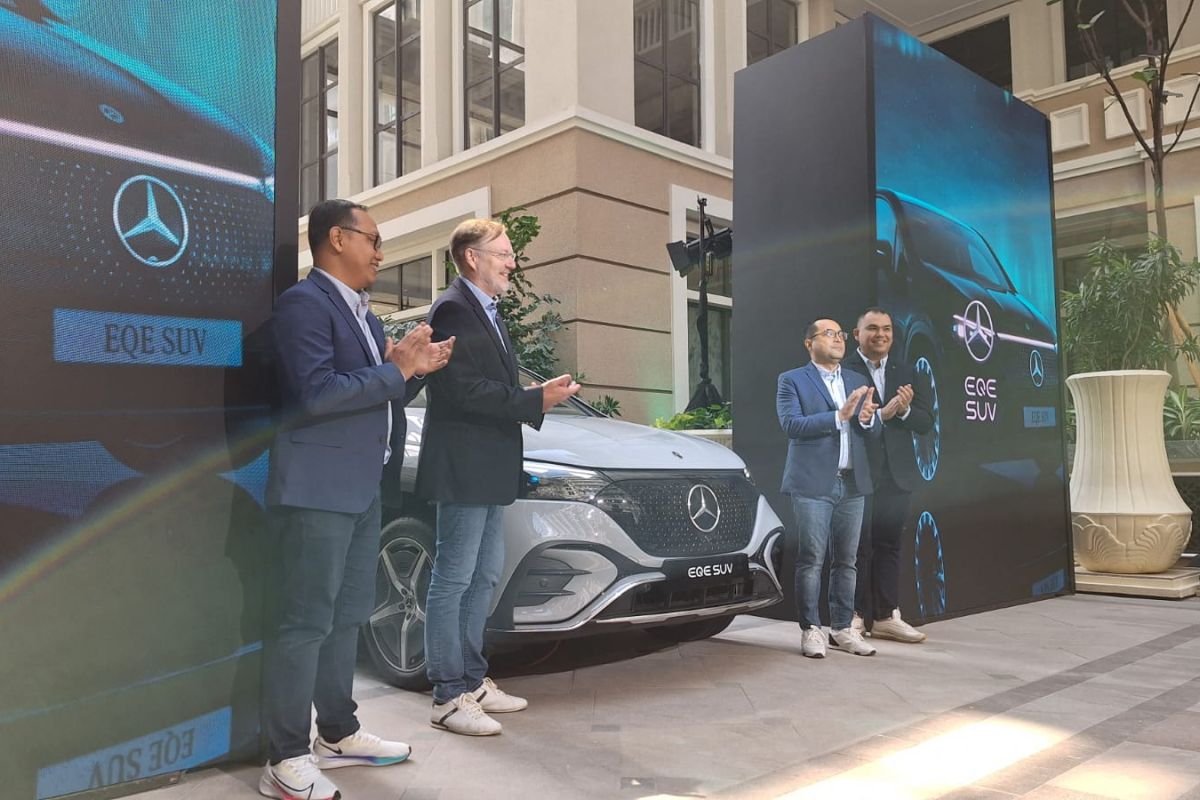 Mercedes-Benz meluncurkan mobil listrik EQE SUV seharga Rp2,85 miliar