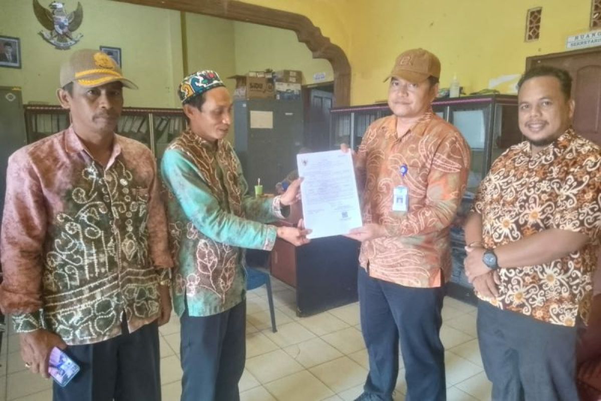 DKPP Tanah Laut serahkan 63 dokumen Pas Kecil kepada nelayan Desa Batakan