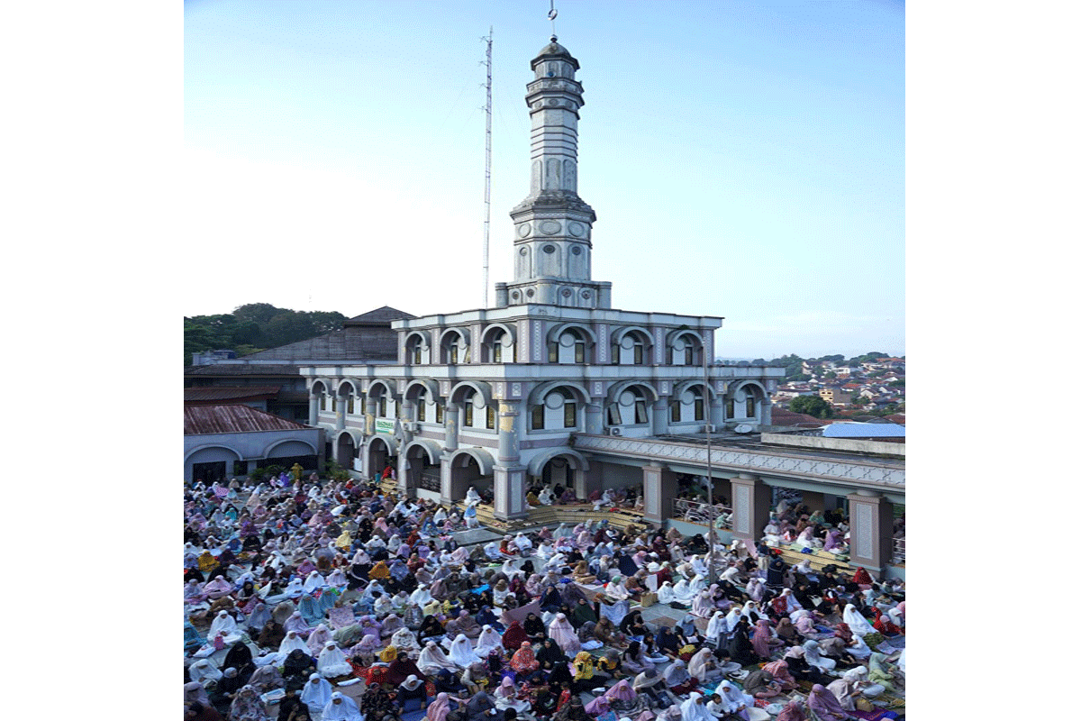 Ketika salat Idul Adha, tarif parkir liar di luar Masjid Al-Azhar Rp10 ribu