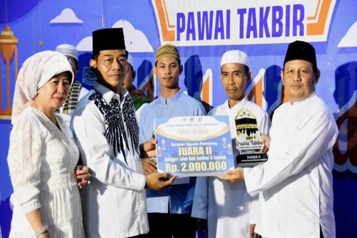 Anggota DPRD Barut serahkan piala Pawai Takbir Idul Adha 1445 H