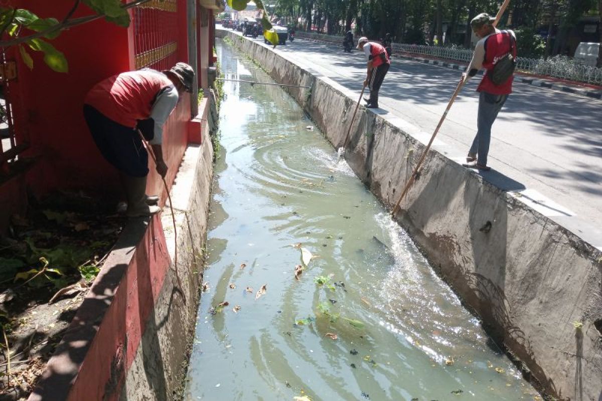 DPU Semarang  setiap hari bersihkan saluran di 40 lokasi