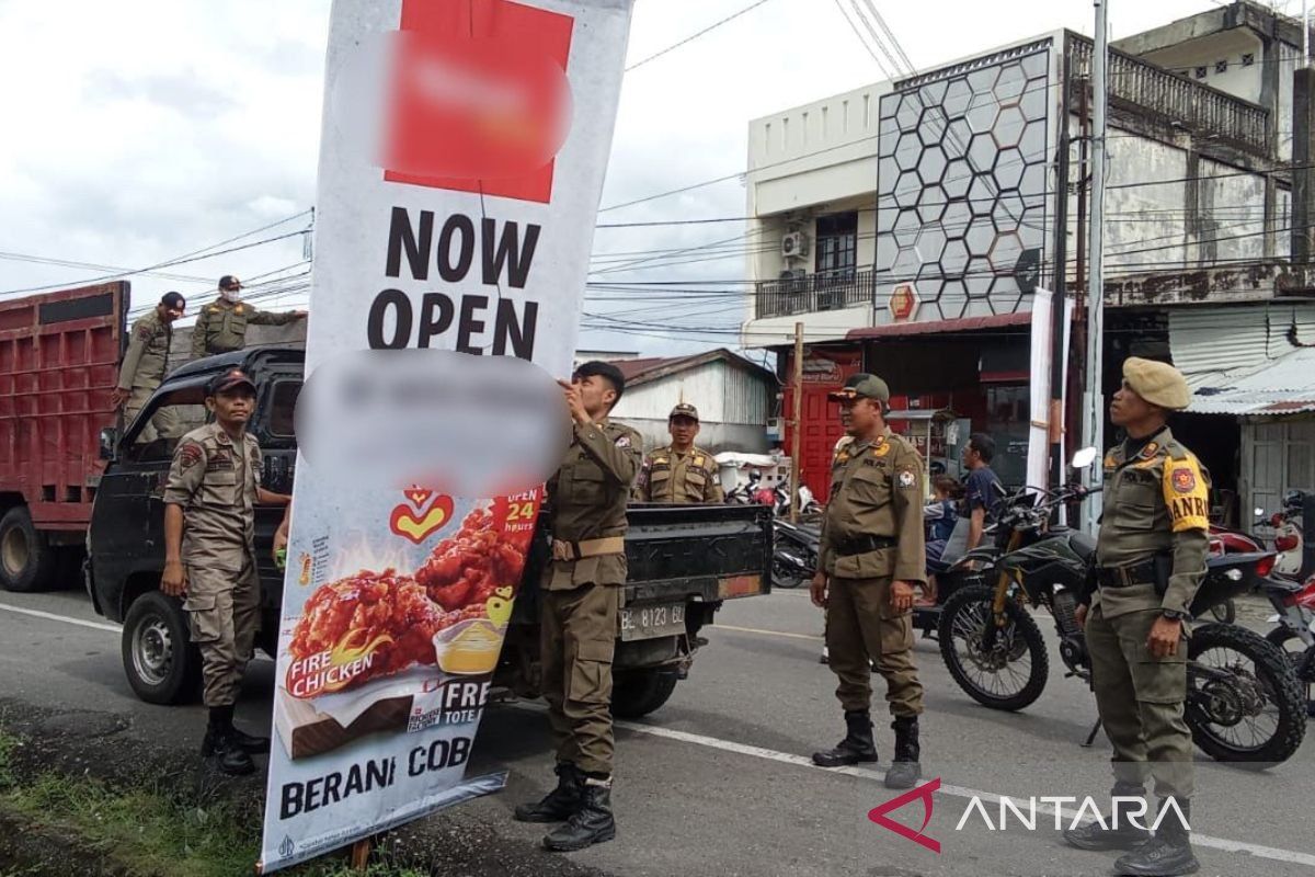 Pemkab Aceh Barat cabut puluhan iklan di tiang lampu jalan