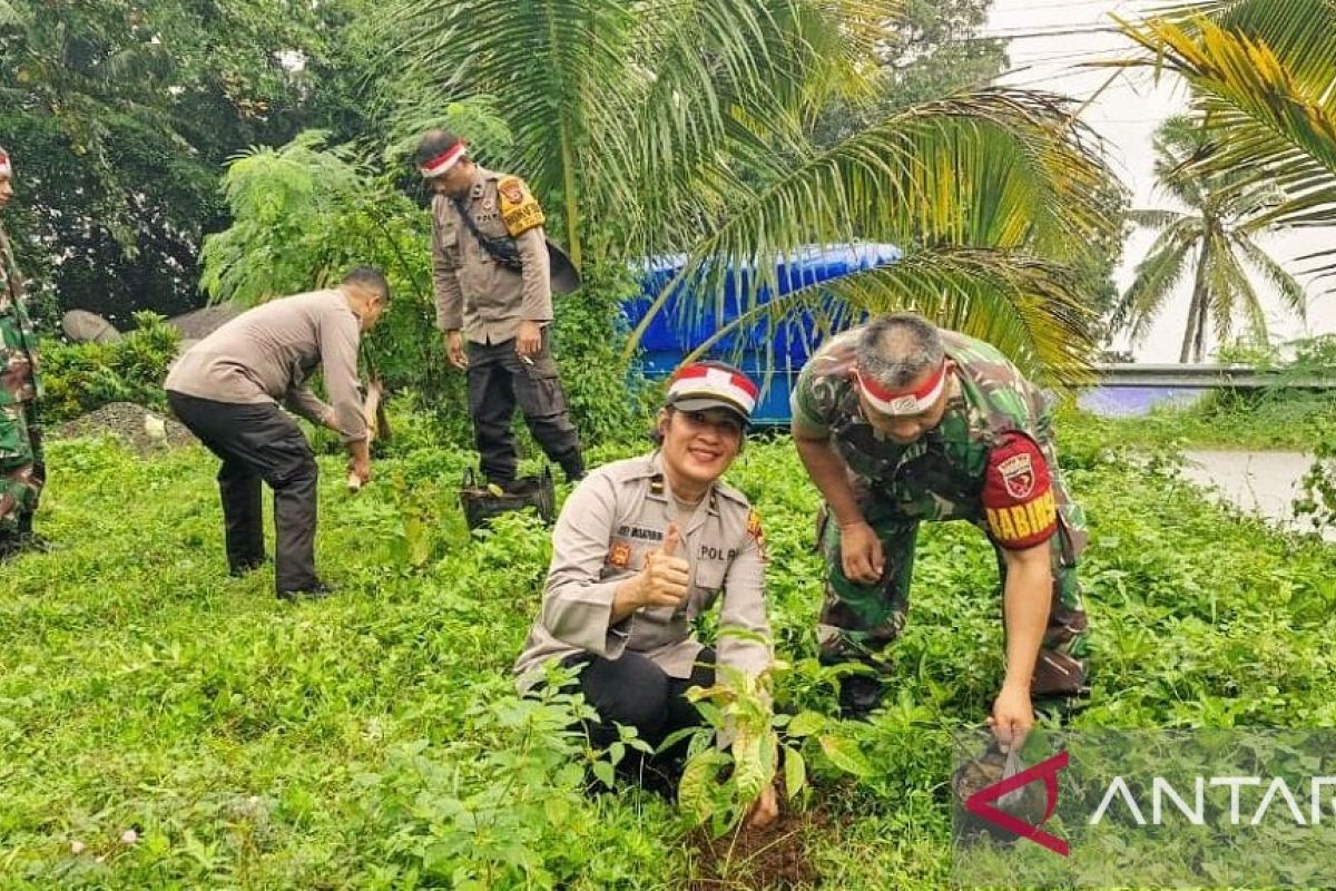 Polresta Ambon tanam bibit pohon buah-buahan sambut HUT  Bhayangkara