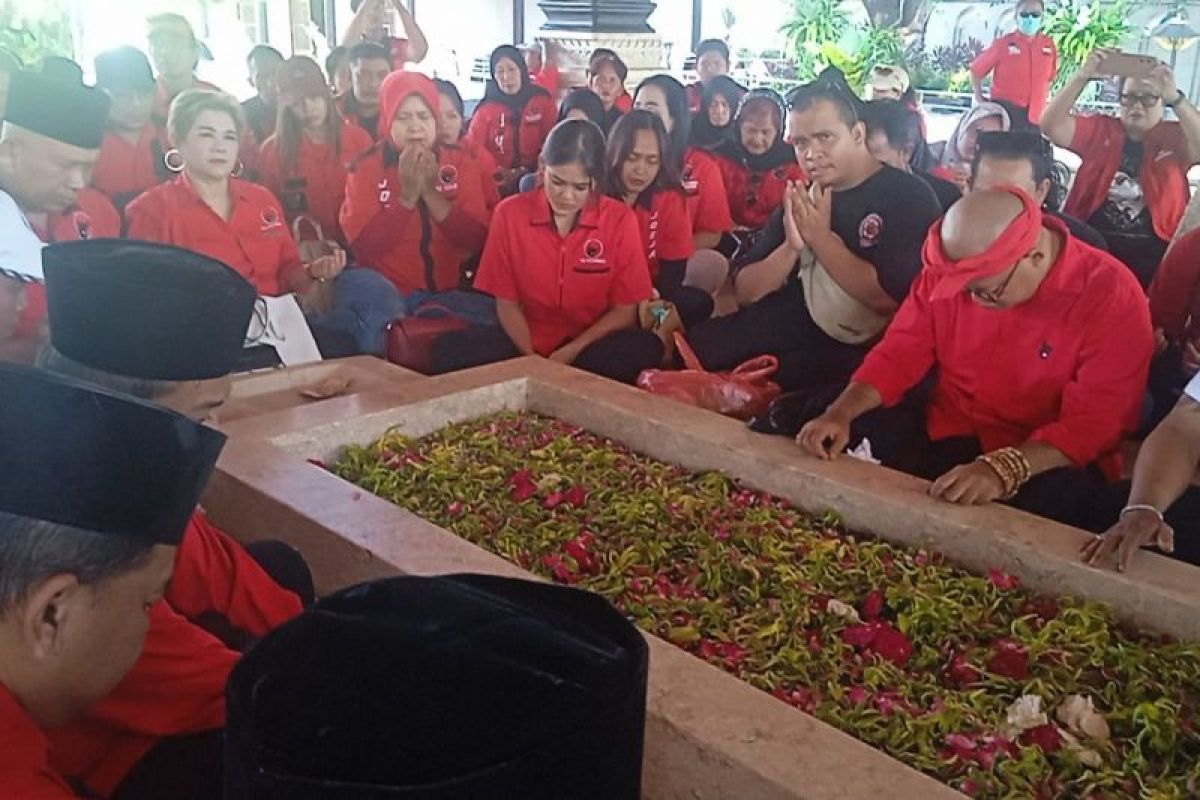 Kader PDI Perjuangan Yogyakarta ziarah ke makam Bung Karno