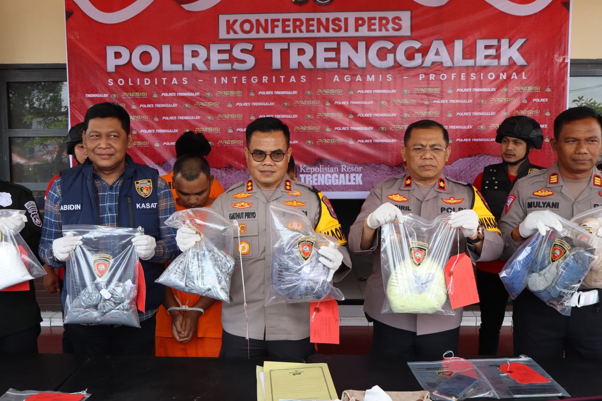 Polres Trenggalek tangkap pemuda peracik bubuk mesiu petasan