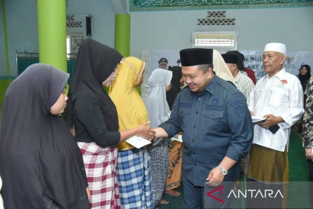 Jumat berkah, Bupati Dolly salurkan serentak zis seluruh kecamatan se - Tapsel