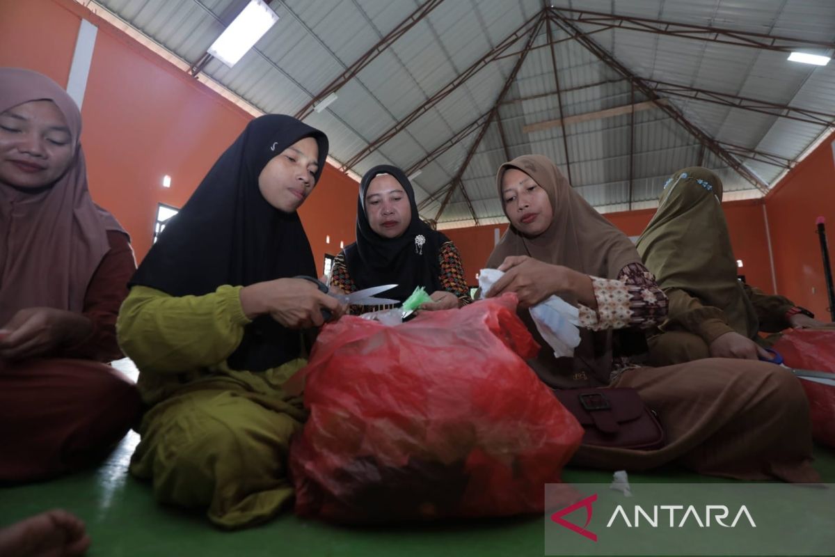 Peringati Hari Lingkungan Hidup, ibu PKK diajar daur ulang plastik