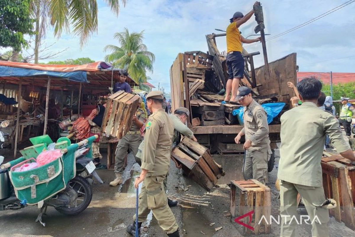 Aparat tertibkan ratusan PKL di kawasan Pasar Minggu Bengkulu