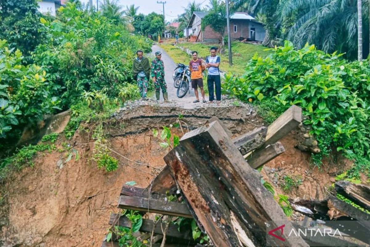 BPBD tinjau jembatan ambruk akibat hujan deras di Desa Mundam Marap