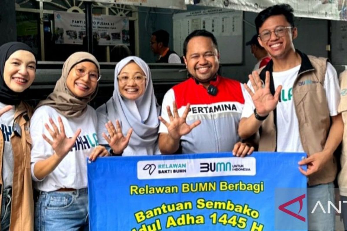 Alumni Relawan Bakti BUMN berbagi sembako di empat kota