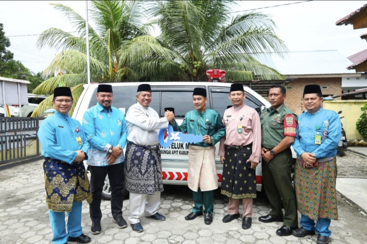 Bupati Siak serahkan ambulans bagi kampung jauh dari puskesmas