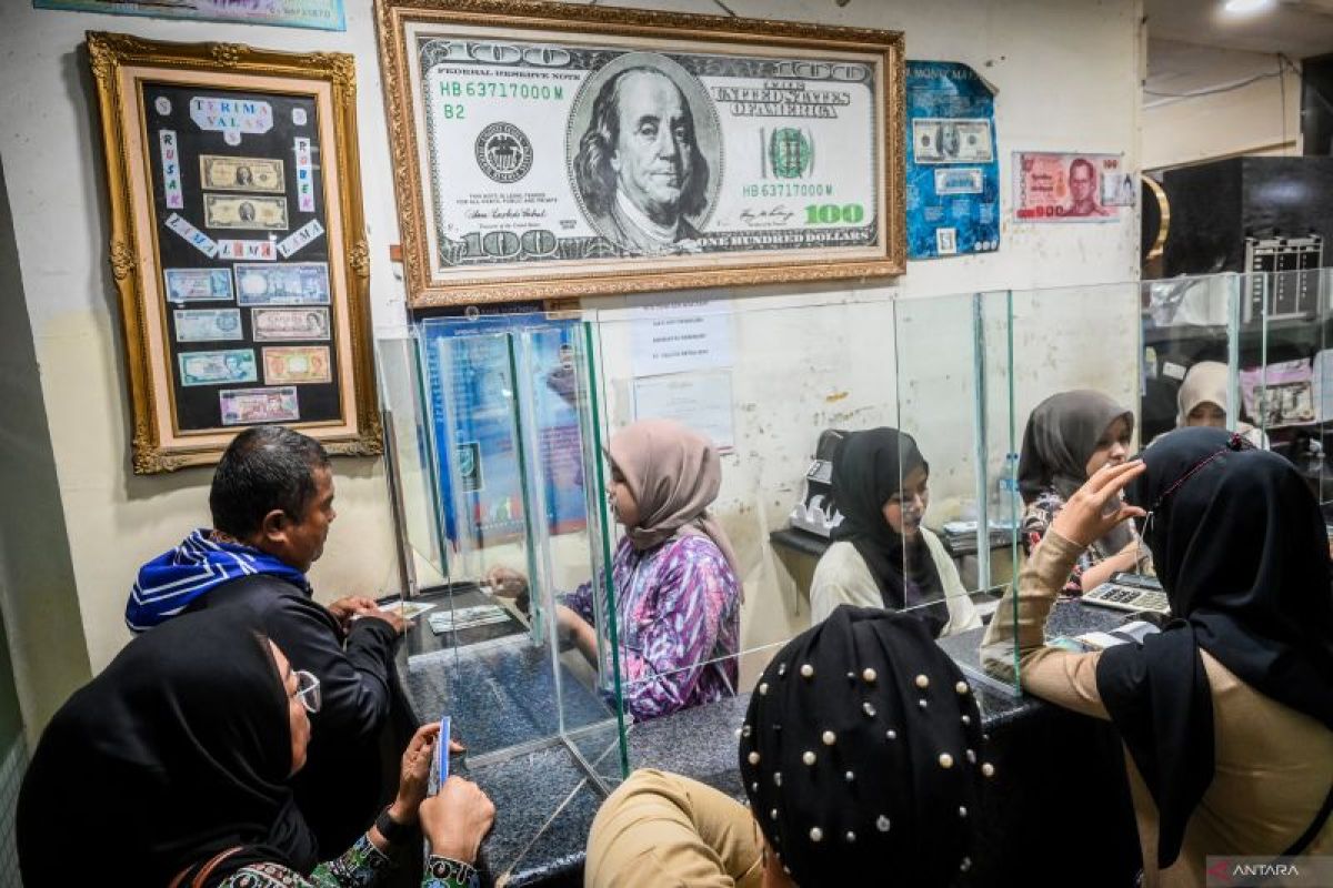 Rupiah naik 27 poin jadi Rp15.928 per dolar AS