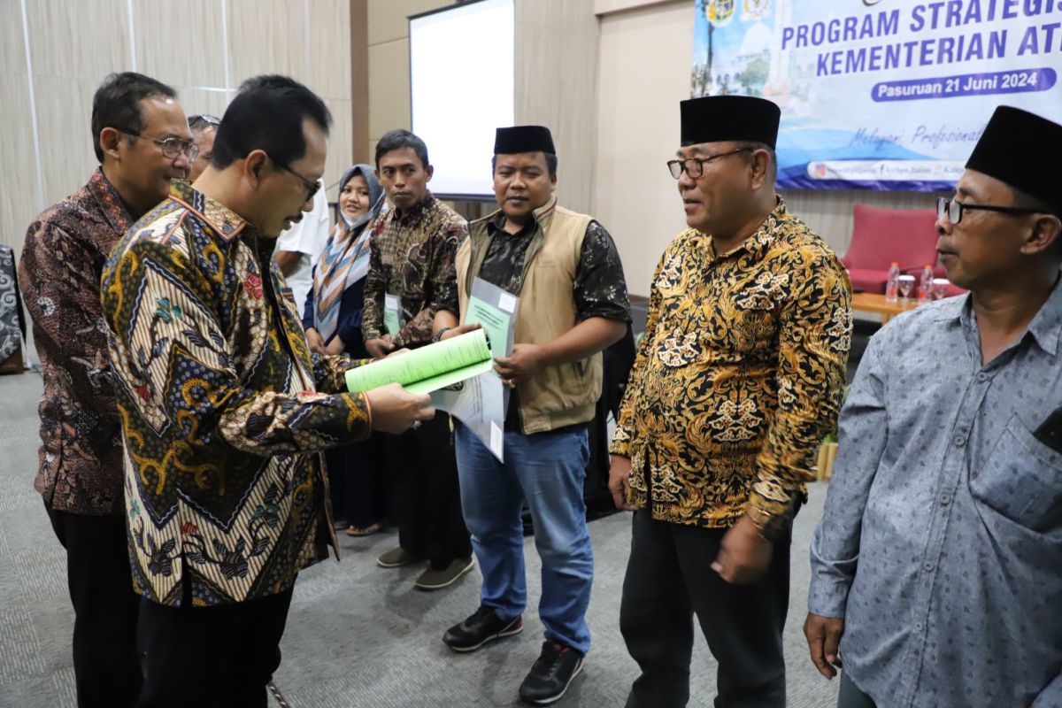 Anggota DPR RI bagikan sertifikat kepada warga Pasuruan