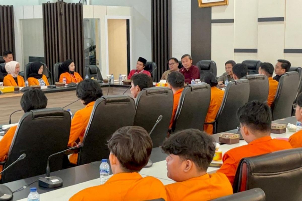 Ketua DPRD Jambi Edi Purwanto berikan materi kuliah umum kepada 84 mahasiswa Fakultas Hukum Unja
