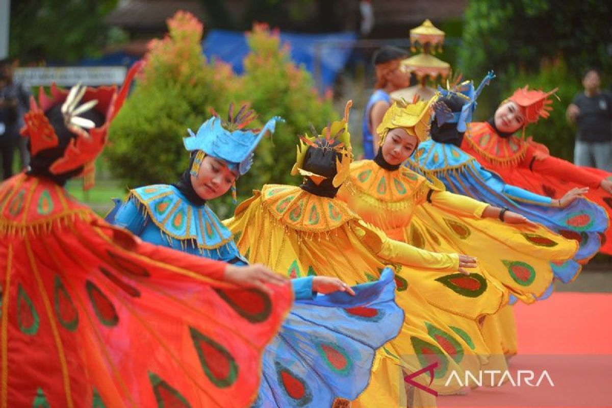 Sumatera Barat, Indonesia menjadi tuan rumah festival multi-etnis untuk mempromosikan pariwisata