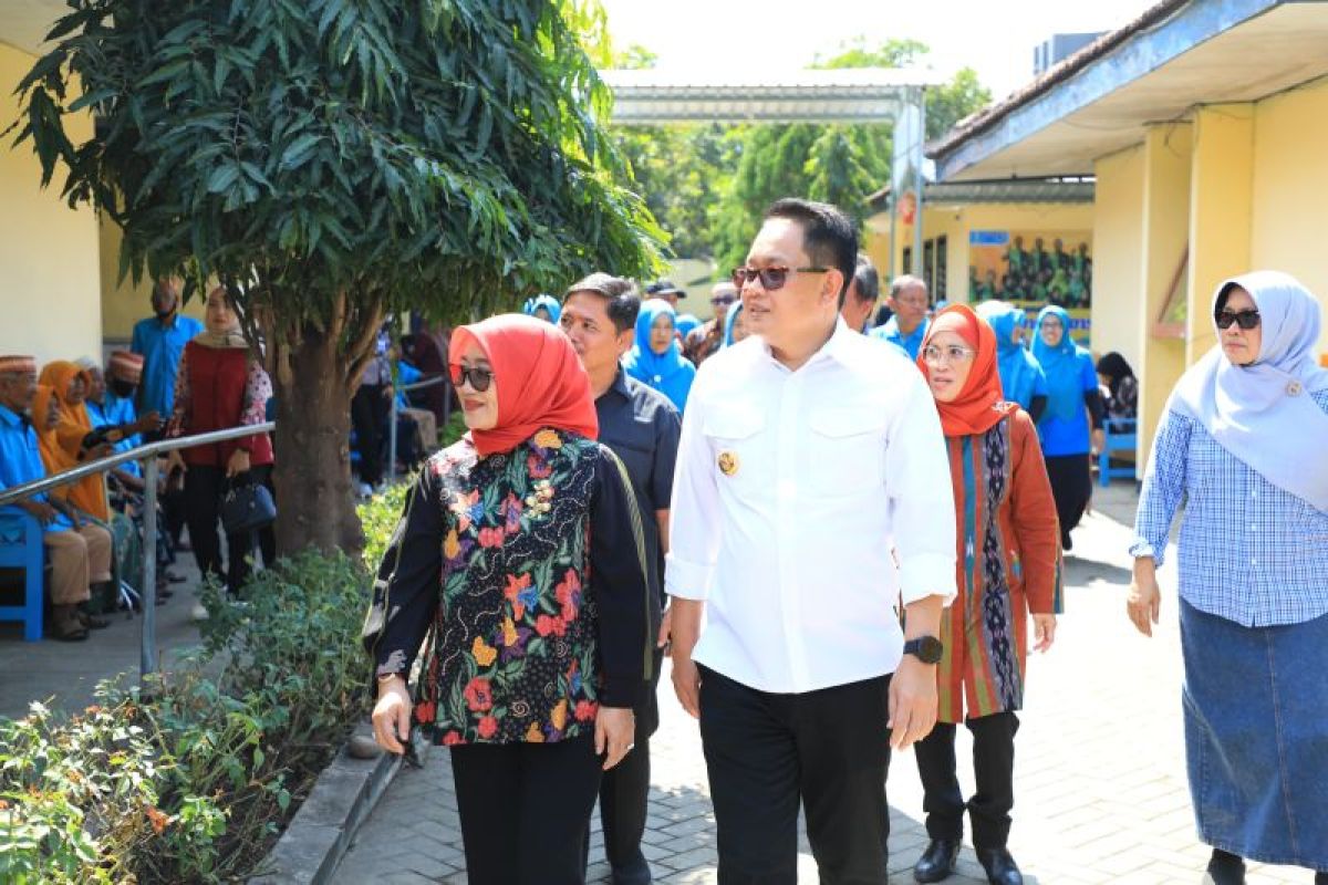 Adhy Karyono kunjungi panti wreda di Tulungagung