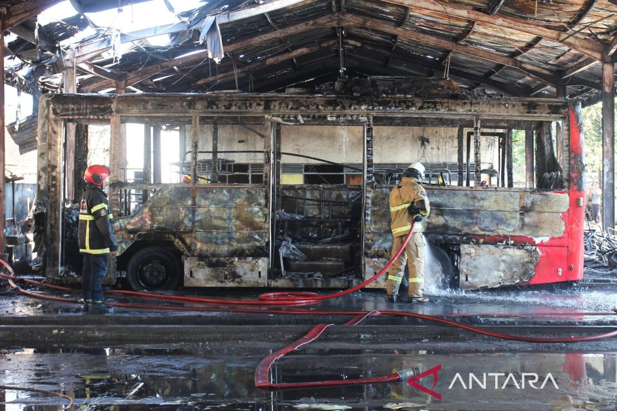 9 damkar dan 4 tim rescue dikerahkan tangani kebakaran bengkel Damri