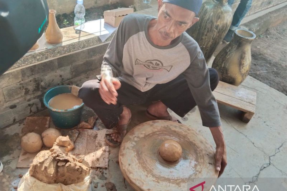 Perajin keramik Purwakarta keluhkan masalah regenerasi