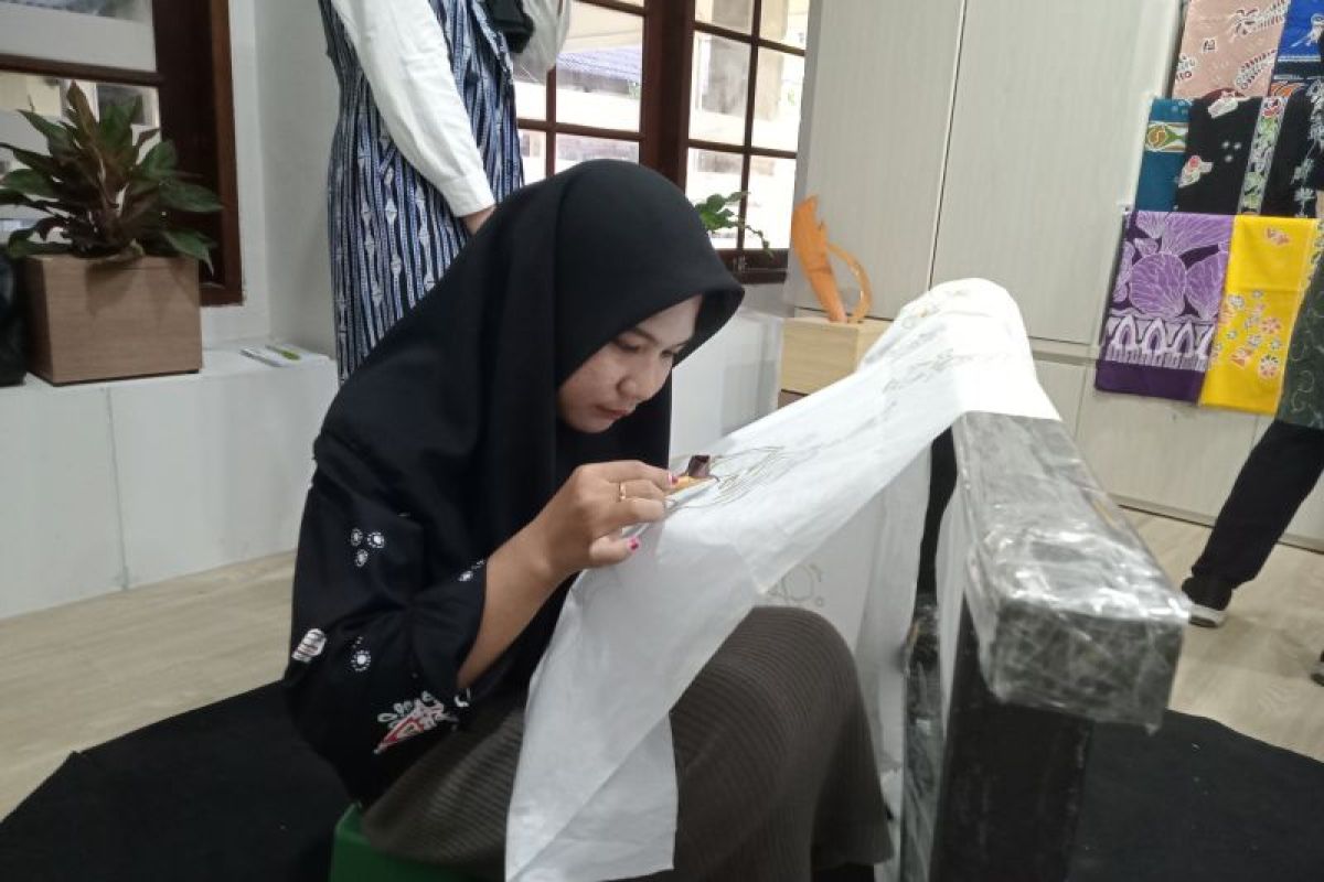 Dinas UKM siapkan pelatihan pembuatan tas dari Batik Mataram