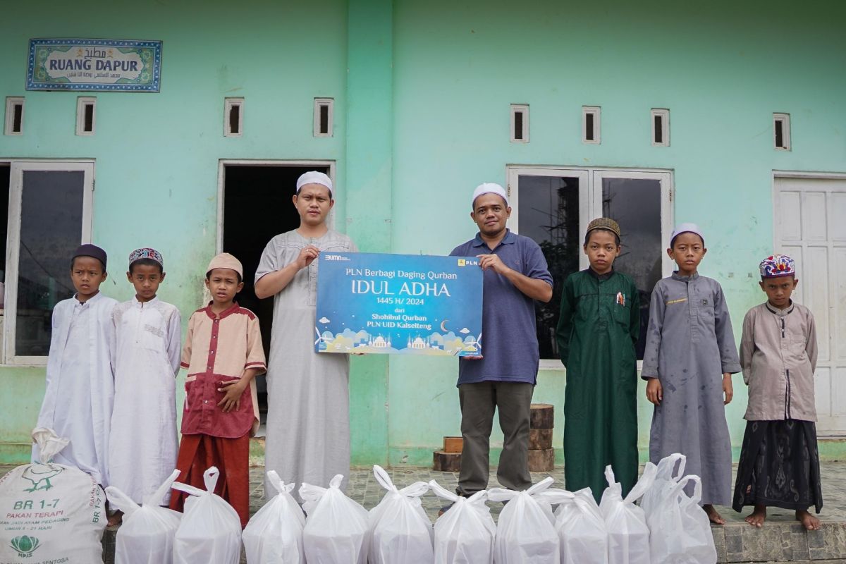 Foto - PLN UID Kalselteng bagikan daging kurban kepada anak yatim dan dhuafa