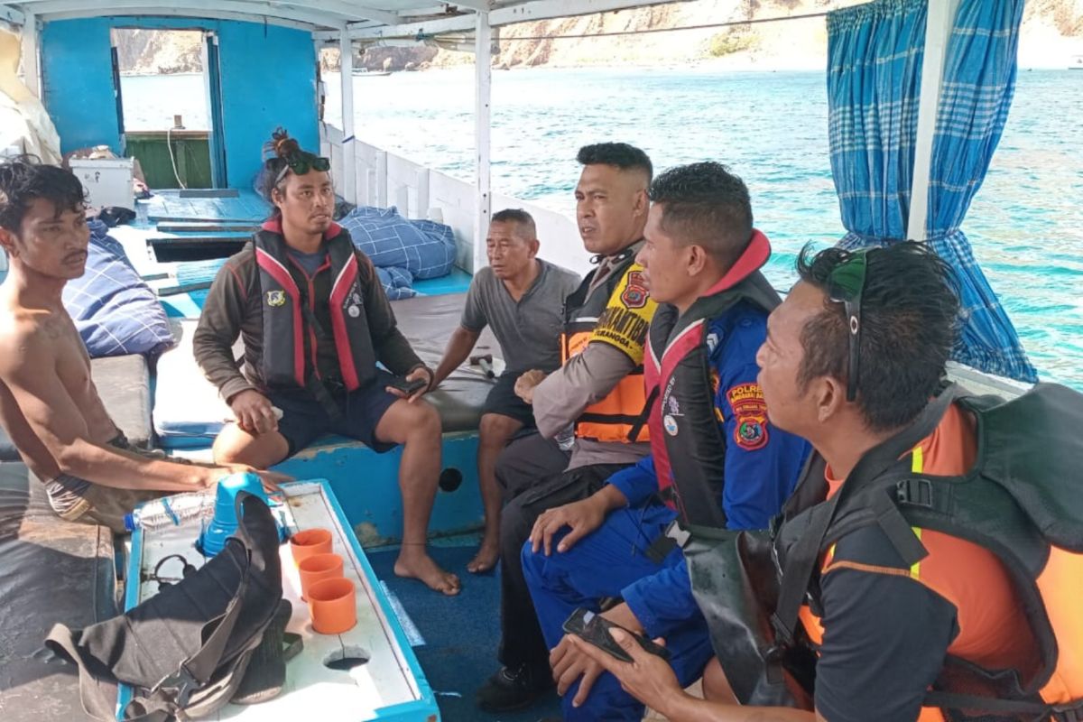 Tim SAR evakuasi nakhoda kapal terjatuh di laut