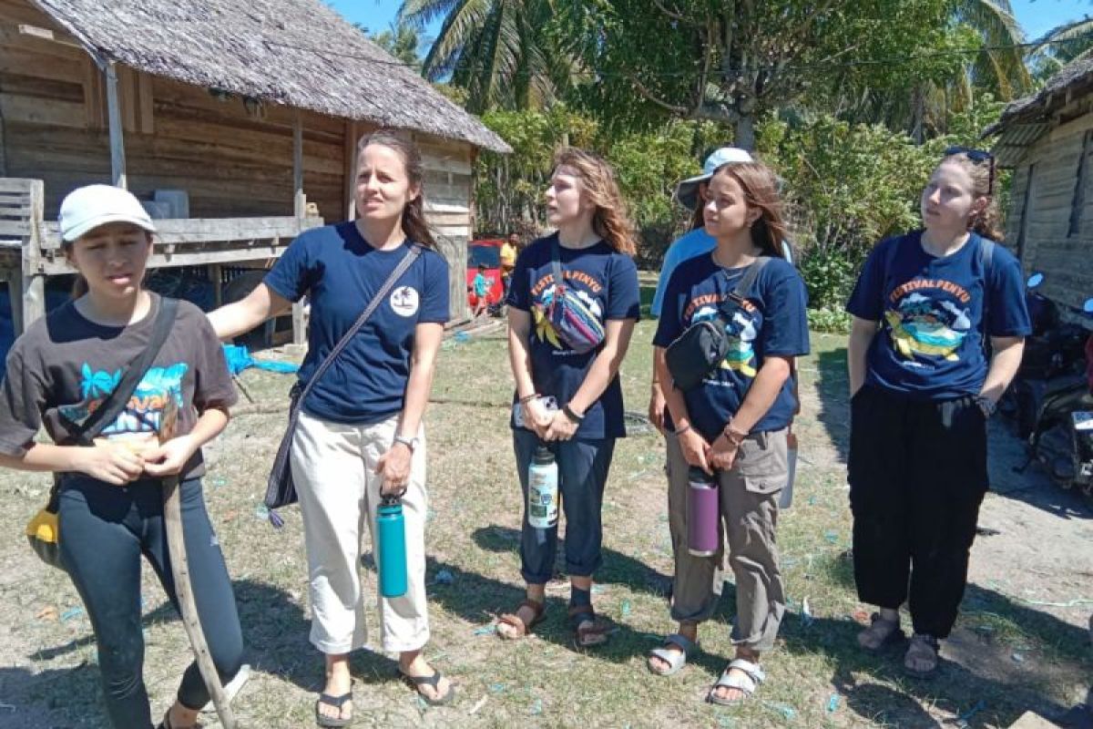 Turis asing antusias kunjungi Festival Penyu Mampie di Polman Sulbar