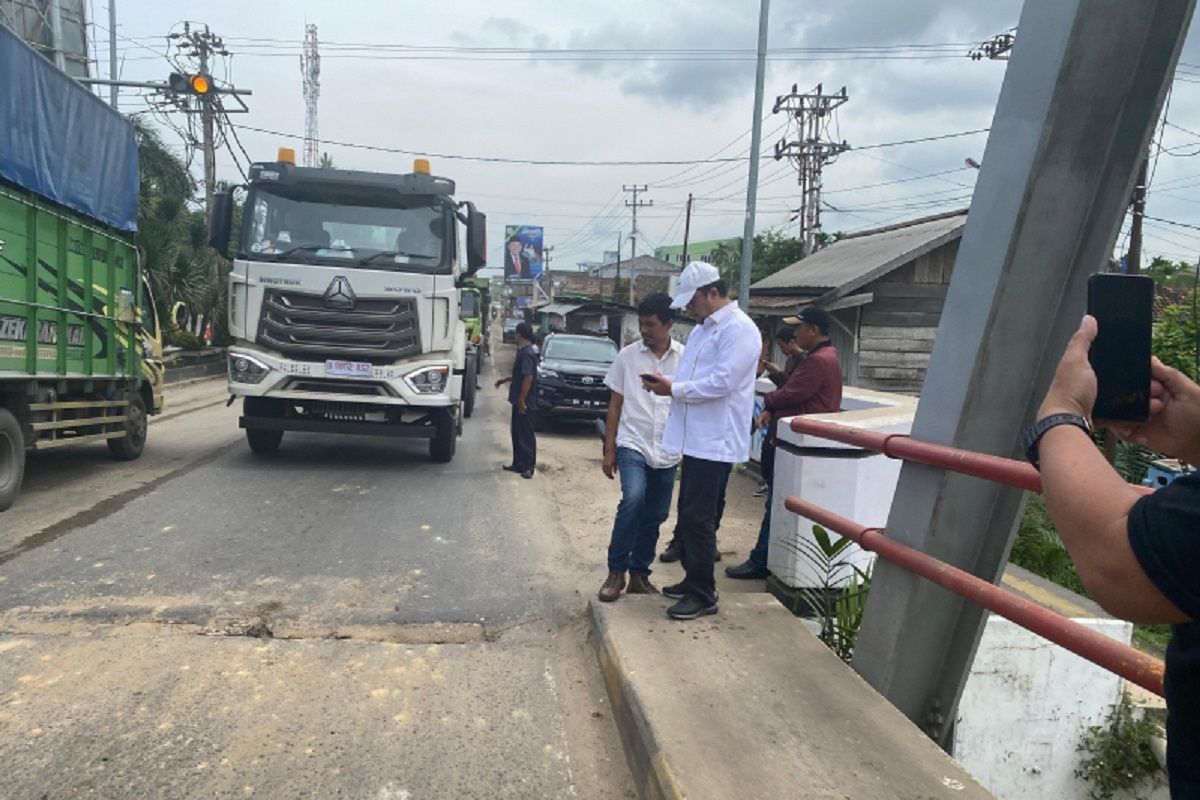 Wakil Ketua Komisi III telusuri penyebab kemacetan di jembatan Aurduri