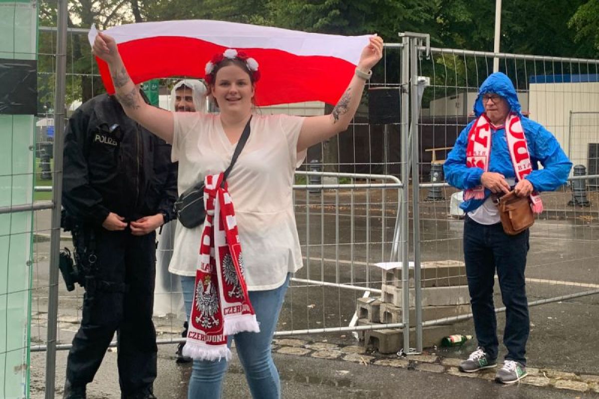 Suporter Polandia kecewa gagal nobar di Fan Zone Brandenburg