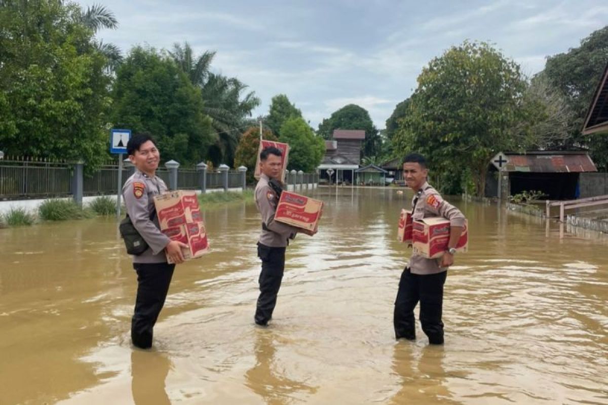 Kepolisian Patroli Banjir di Beberapa Desa di Kecamatan Tanjung Palas Timur
