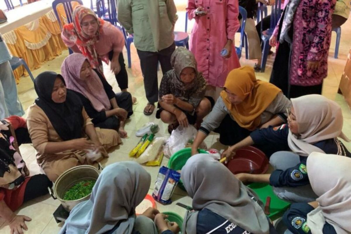 Mahasiswa Unja ajarkan ibu-ibu di Kabupaten Batanghari buat produk olahan ikan